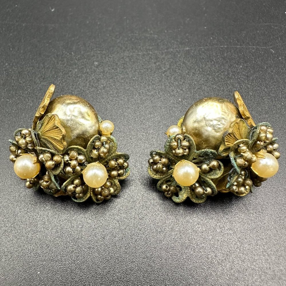 VINTAGE MIRIAM HASKELL GOLD PLATED FAUX PEARLS FLOWER CLIP ON EARRINGS